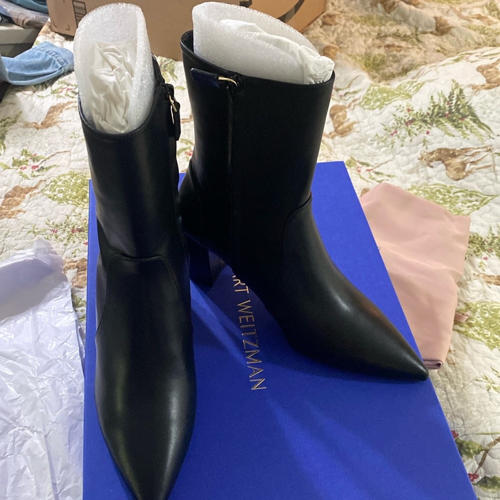Stuart Weitzman Renegade point toe heeled bootie SZ 9.5